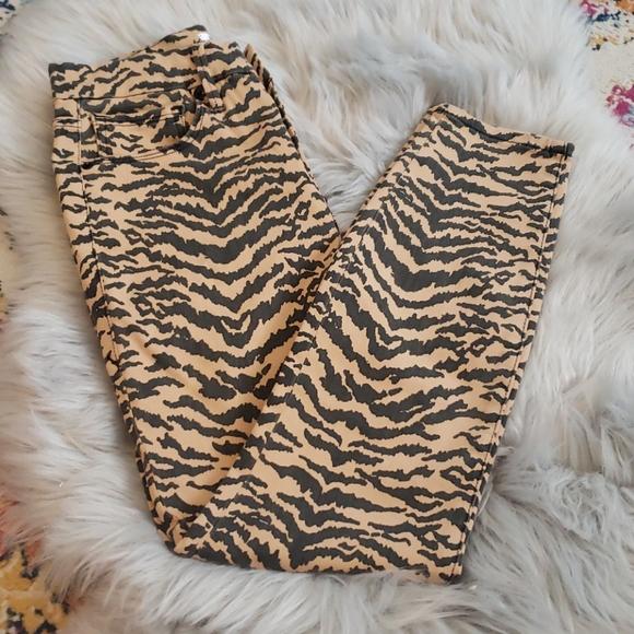 SALE! Good American Good Waist Crop Zebra - Picture 4 of 12